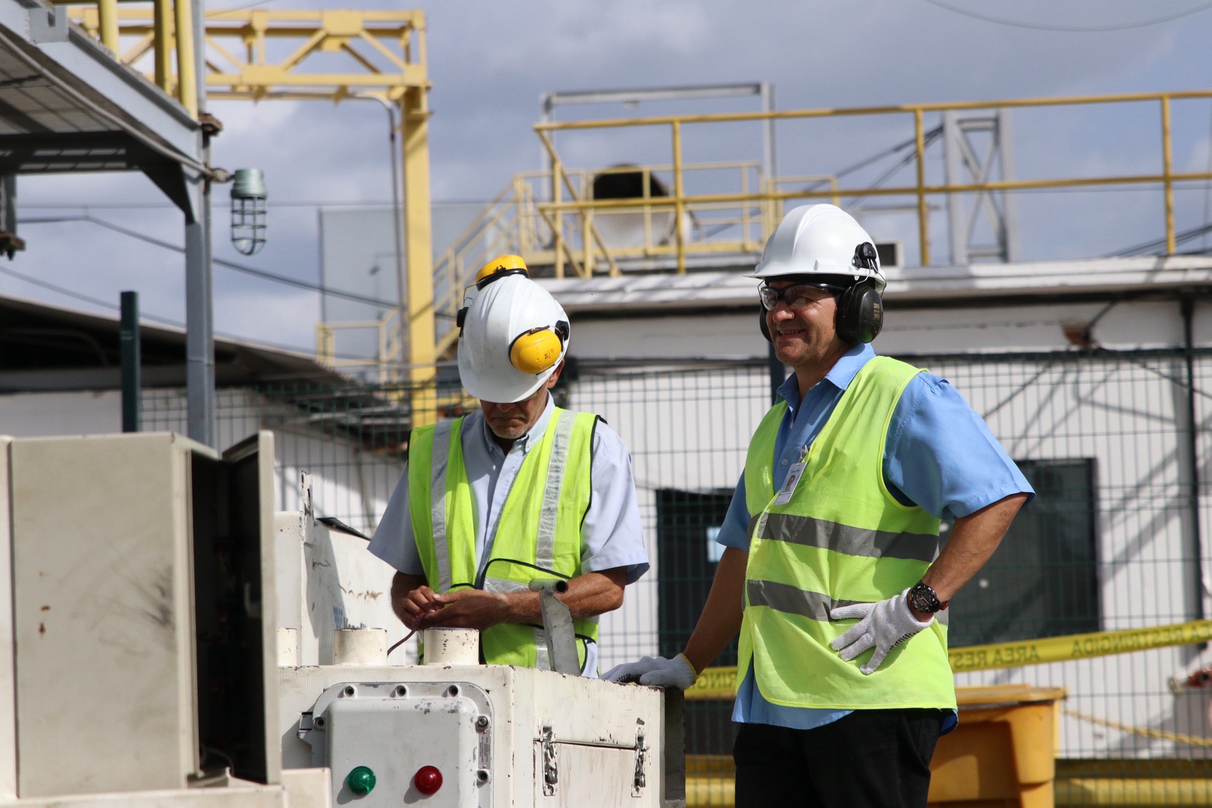 Ingenieros de Venefilter supervisando un equipo en planta
