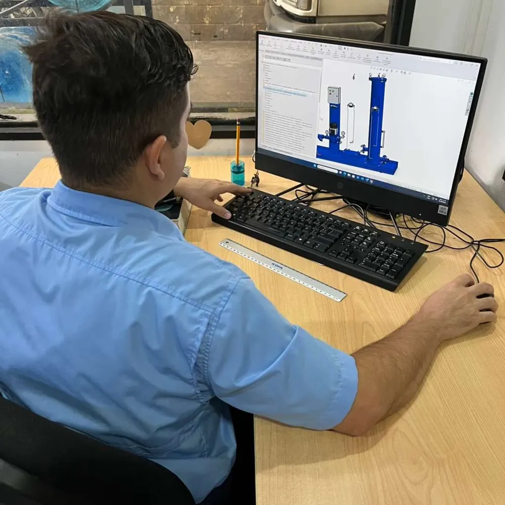 Ingeniero de Venefilter diseñando un sistema de filtración en CAD