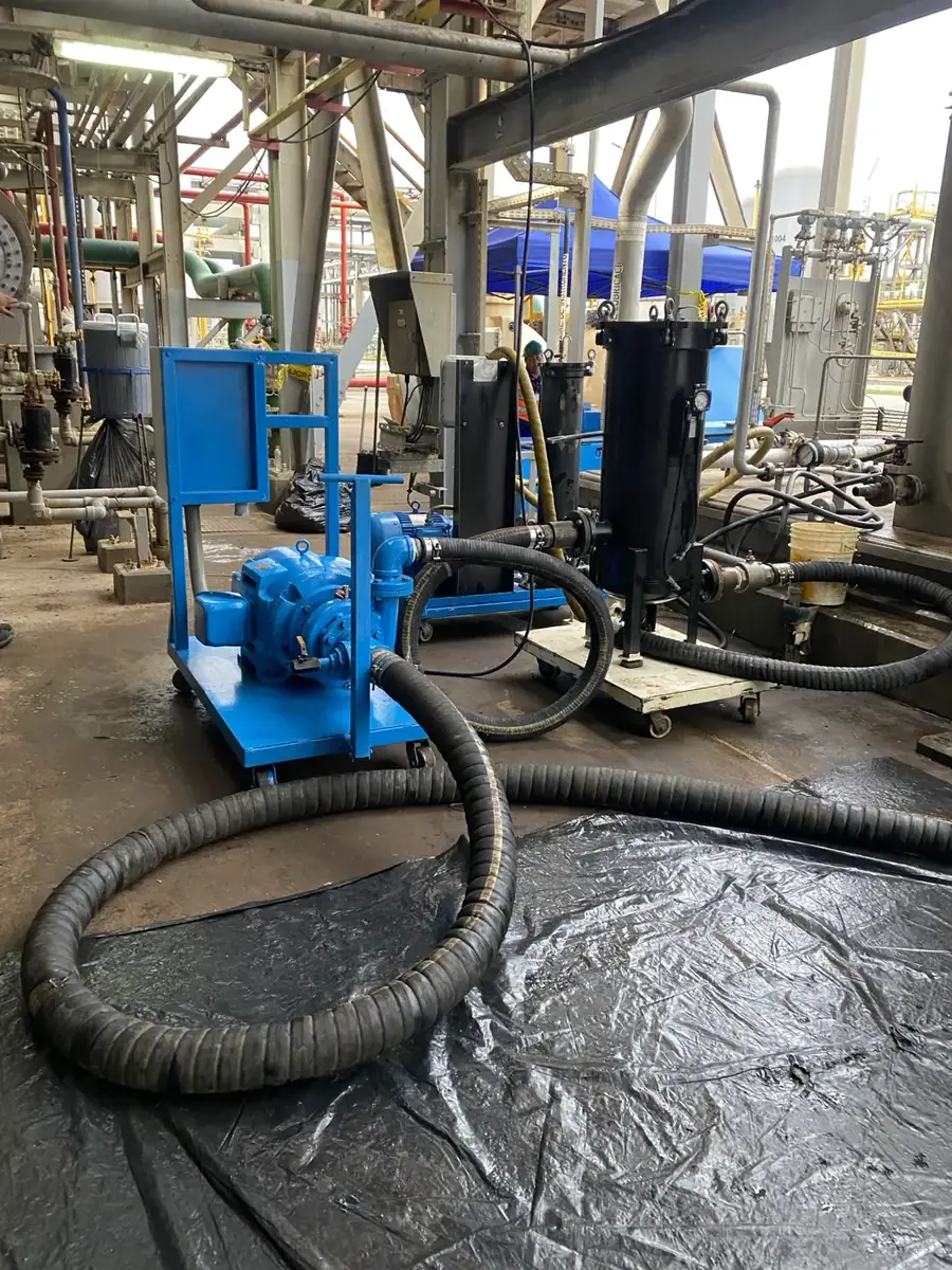Equipos de flushing con mangueras conectadas en planta